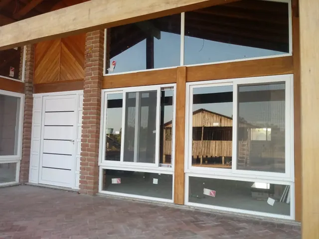 Conjunto de portas e janelas em PVC em residência