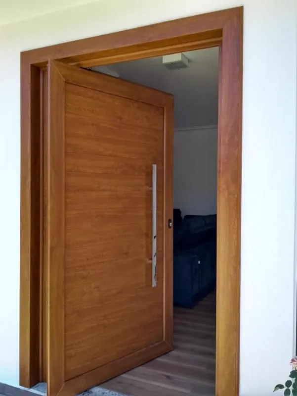 Porta de entrada Moldulyne com acabamento amadeirado