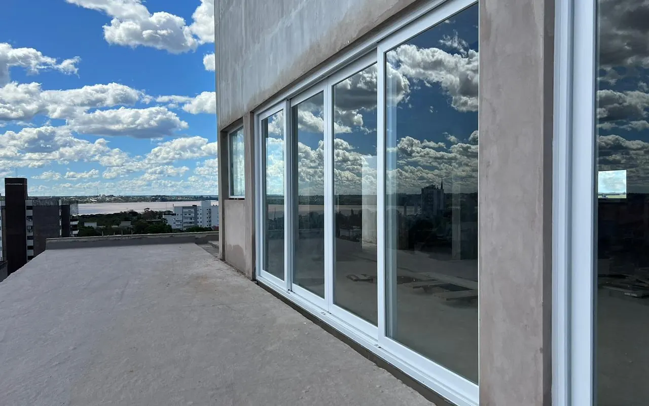 Esquadrias Moldulyne em amplo terraço residencial